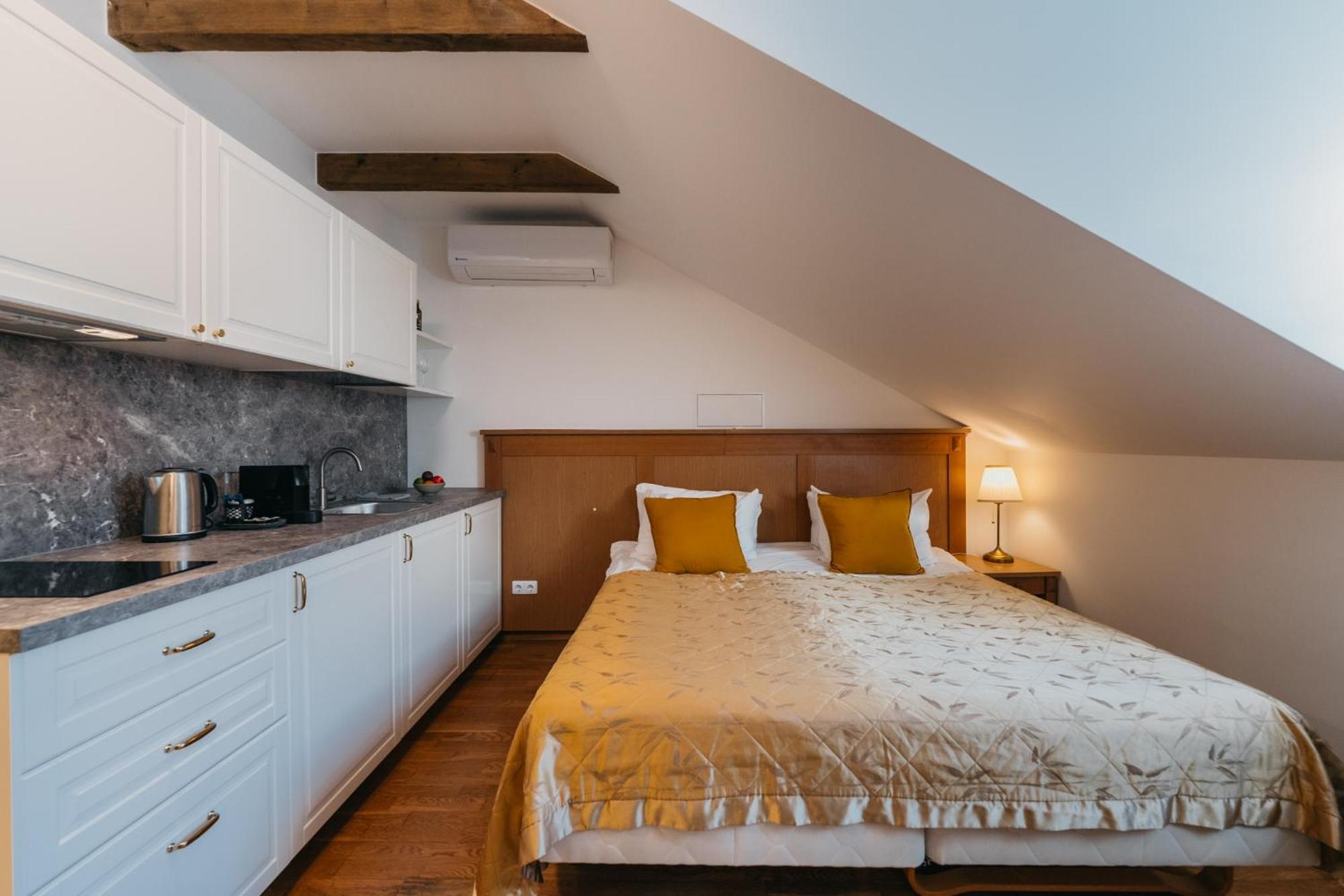 Cathedral Old Town Suites Вильнюс Экстерьер фото
